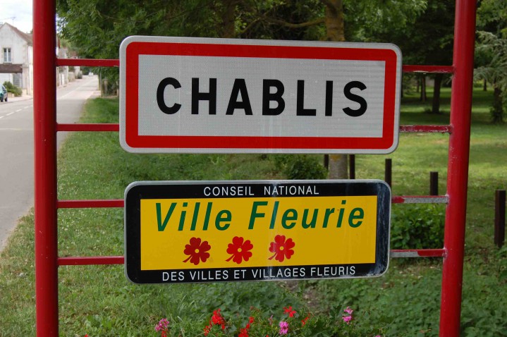 Chablis är en lite sömnig men vacker stad med cirka femtusen invånare. Chablis stad är helt inriktad på vinproduktion.