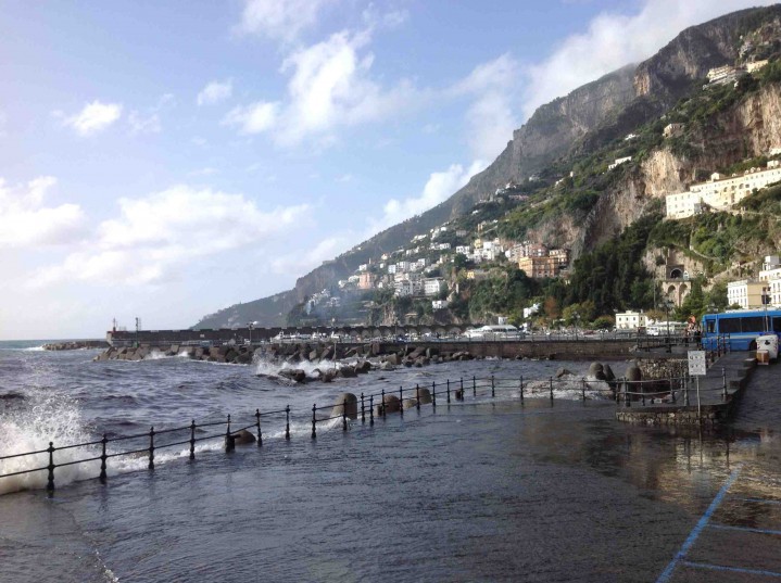 Dramatisk dag i den vackra staden Amalfi. Amalfi kusten hade precis drabbats av en storm natten innan. På Sardinien inte långt borta hade ön dränkts av monsunregn.