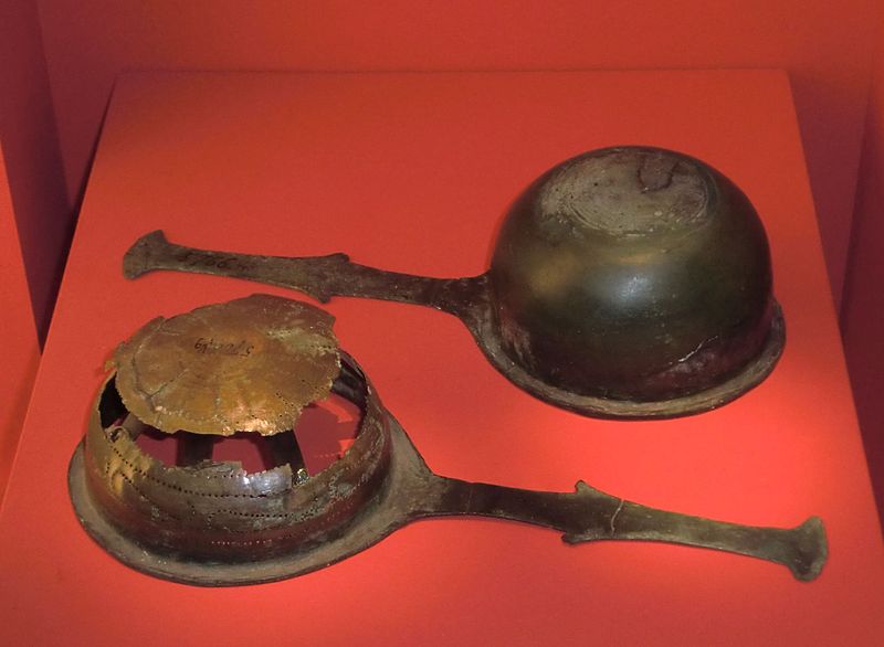 Romersk vinskopa och sil av brons från 0-400 e.Kr, funnet i Varnhem Västergötland