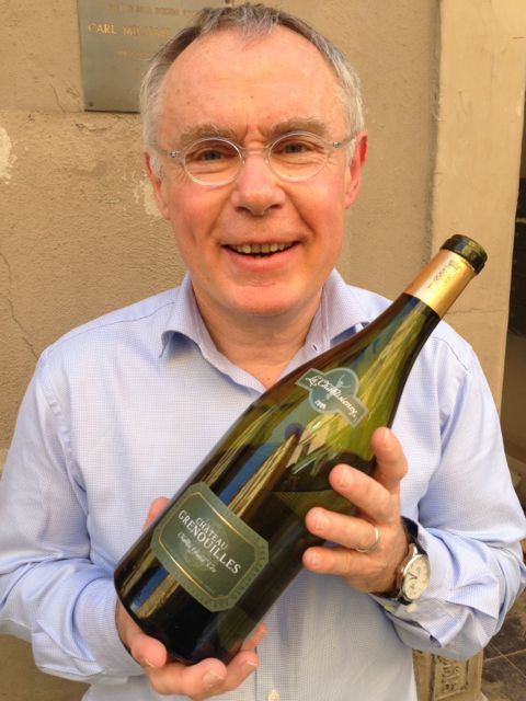 Herve Tucki håller kärleksfullt en magnumflaska med Chateau Grenouille från årgång 1996 i sin famn. Chateau Grenouille är La Chablisiennes toppkvalitet. Det är ett mycket spännande vin för 499 kronor på beställningssortimentet, # 73982.