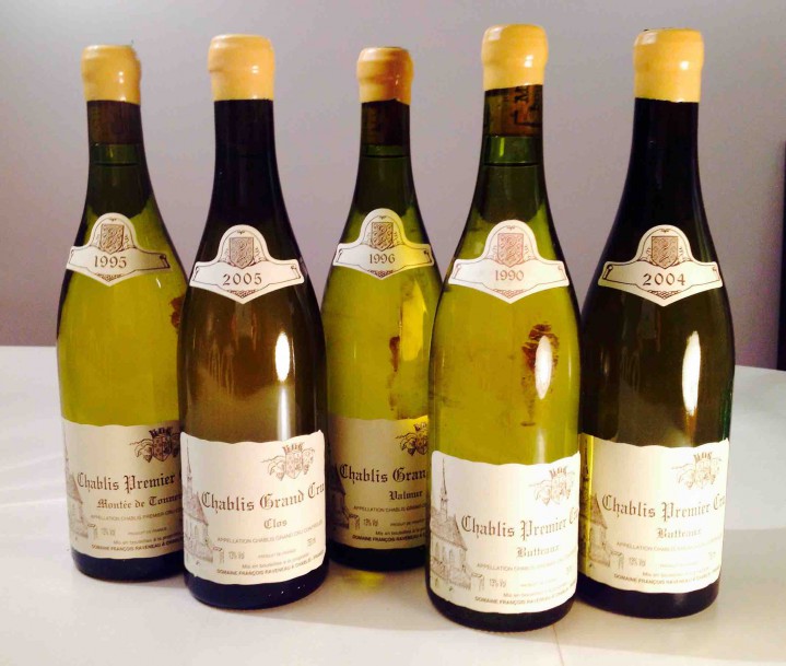 Ett antal flaskor av olika årgångar av Domaine Raveneau. Notera att att vinerna får en lätt fällning efter längre lagring.