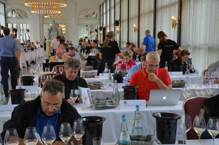 Vinjournalister bir varje år inbjudna till Wiesbaden för att prova de nya vinerna.