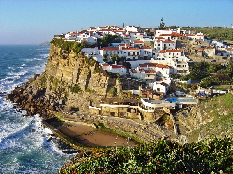 Foto: Azenhas do Mar, Colares, Sintra, Portugal (CC BY-SA 3.0) källa Wikipedia.