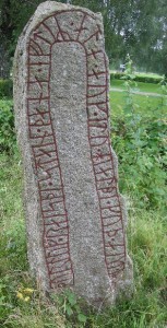 Runsten med texten: Torlöf reste dedenna sten efter Alli och Etta. Gud hjälpe deras själar.